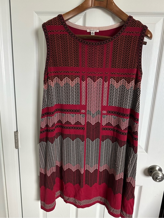 Sophie Max Dresses & Skirts - Sophie Max Sleeveless Shift Dress in Wine, Black & White Geometric Print